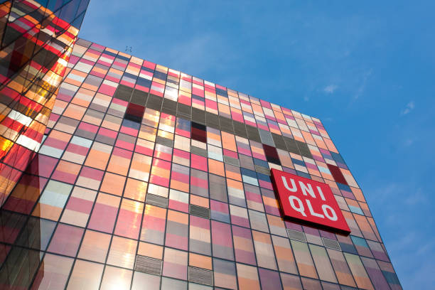 aldeia uniqlo sanlitun pequim - sanlitun imagens e fotografias de stock