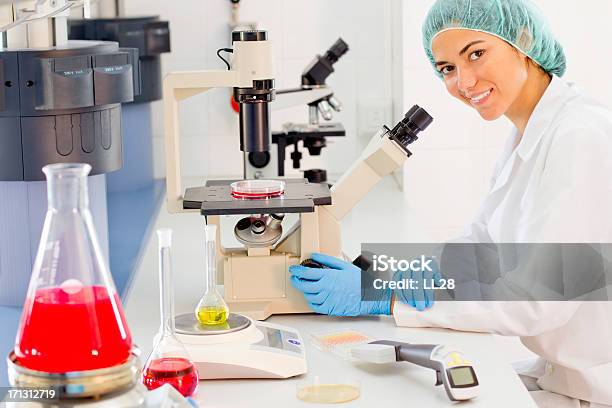 Pharmaceutical De Laboratorio Foto de stock y más banco de imágenes de 30-34 años - 30-34 años, Adulto, Adulto de mediana edad