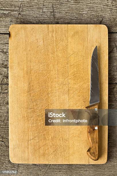 늙음 잘라냄 보드를 나무 탁자 부엌 칼에 대한 스톡 사진 및 기타 이미지 - 부엌 칼, 도마-요리 도구, 탁자