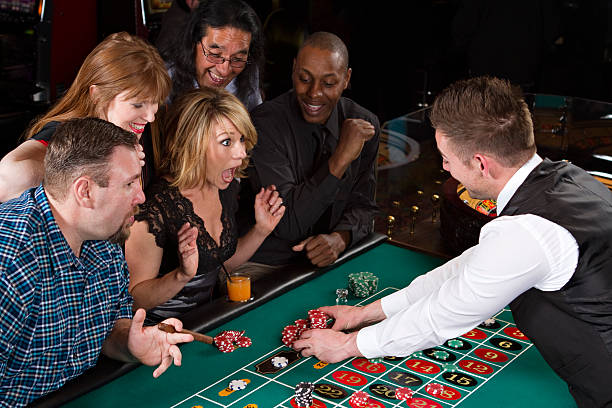 в экстазе женщина, победа на рулеточный стол - casino roulette gambling casino worker стоковые фото и изображения