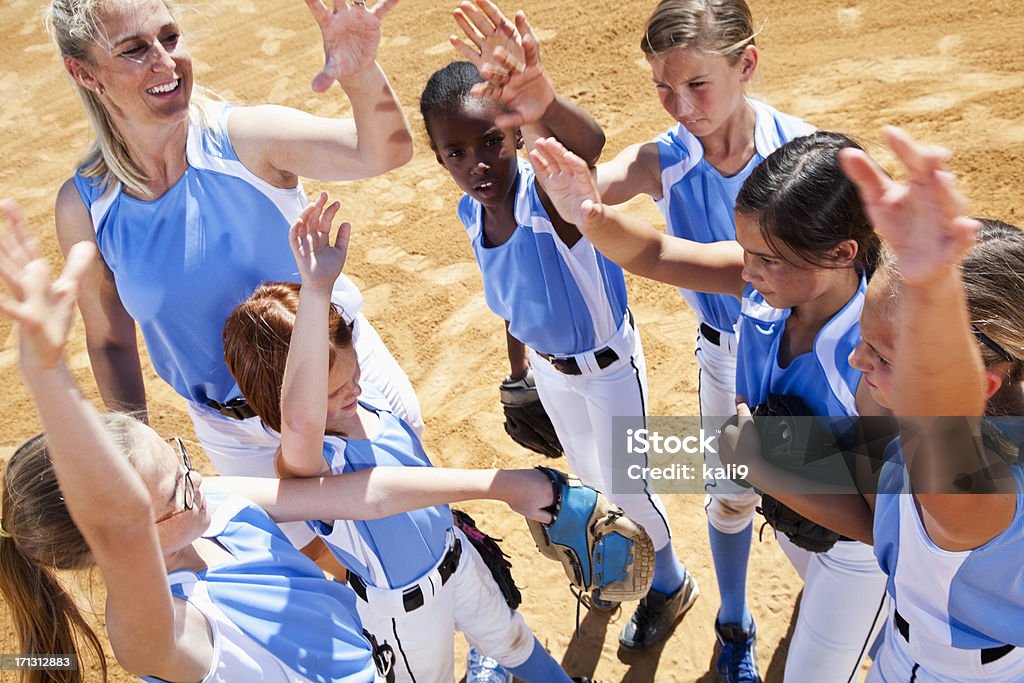 Softball jogadores e treinador fazendo espírito de equipe - Foto de stock de Criança royalty-free