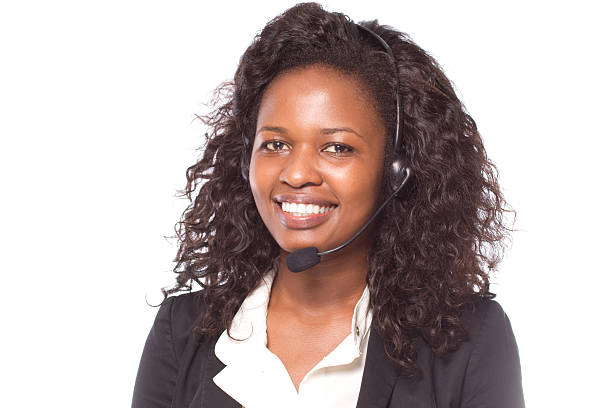 sorrindo chamada centro mulher com fone de ouvido - customer service representative service african descent receptionist - fotografias e filmes do acervo