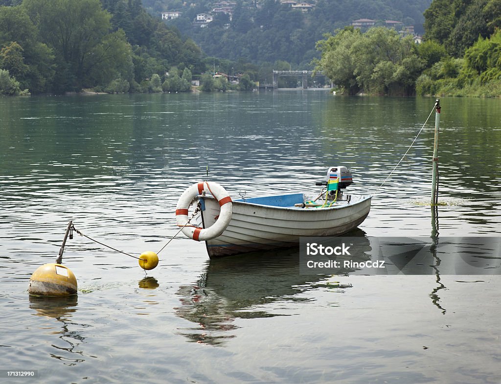 Paisaje con lago de barco - Foto de stock de Agua libre de derechos