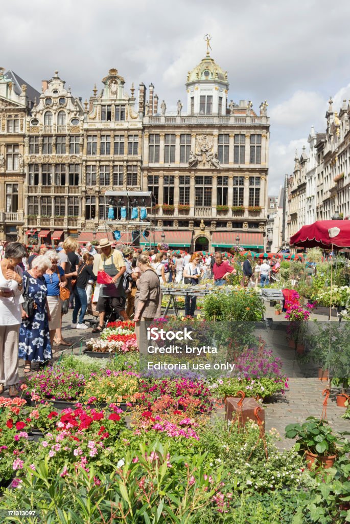 Mercado de flores em Bruxelas Grand Place - Foto de stock de Arquitetura royalty-free