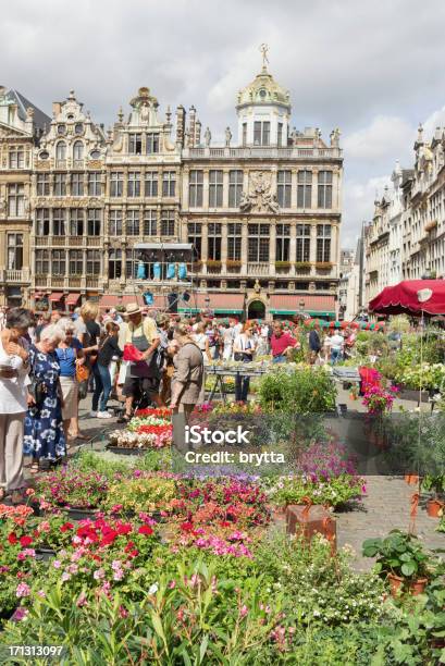 Foto de Mercado De Flores Em Bruxelas Grand Place e mais fotos de stock de Arquitetura - Arquitetura, Barraca de Mercado, Bélgica