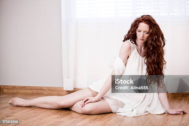 Foto de Moda Editorial Modelo Elegante Em Vestido De Noite No Chão e mais fotos de stock de Cabelo Ruivo