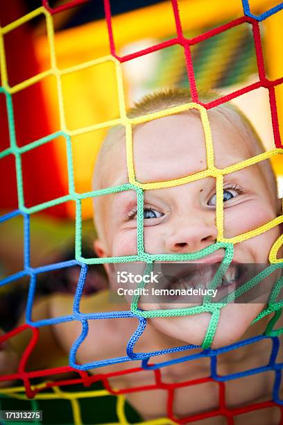 Rapaz Excitado Com Bounce Casa Em Uma Festa De Verão - Fotografias de stock e mais imagens de Castelo