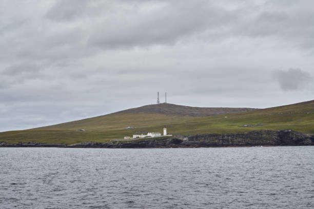 스코틀랜드 셰틀랜드 제도의 브레세이 섬에 있는 등대와 건물. - shetland islands north sea beach sea 뉴스 사진 이미지