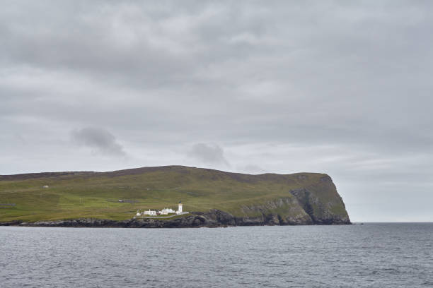 스코틀랜드 셰틀랜드 제도의 브레세이 섬에 있는 등대와 건물. - shetland islands north sea beach sea 뉴스 사진 이미지