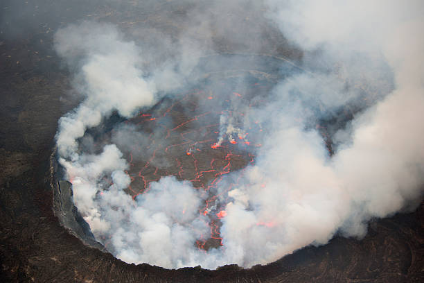 남퐁 심장부에 지구별, nyiragongo 볼케이노, 콩고에 - nyiragongo 뉴스 사진 이미지