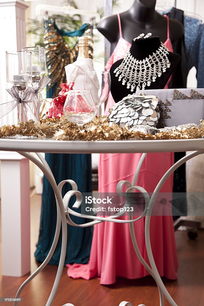 Senhora de moda em uma vitrine de Traje de noite - Foto de stock de Butique royalty-free