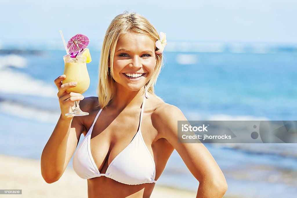 Mulher jovem e bonita na praia com Tropical Refresco - Royalty-free Luz Solar Foto de stock