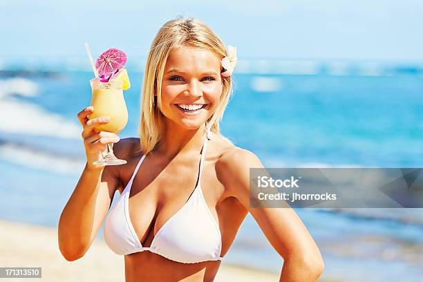 Mulher Jovem E Bonita Na Praia Com Tropical Refresco - Fotografias de stock e mais imagens de Luz Solar