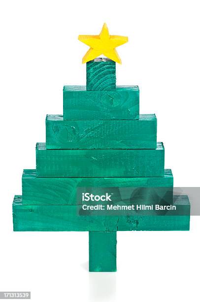 Apilar Lumbers En La Forma De Un Árbol De Navidad Foto de stock y más banco de imágenes de Acontecimiento anual - Acontecimiento anual, Amarillo - Color, Anillo de árbol