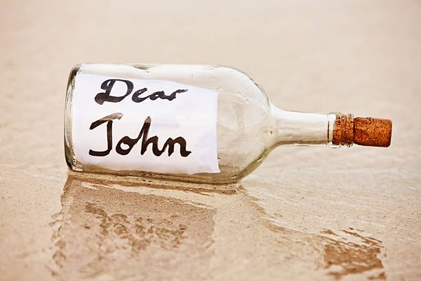дорогой john разрыв письмо отправлено изгой лежит на пляже - stranded message in a bottle island document стоковые фото и изображения
