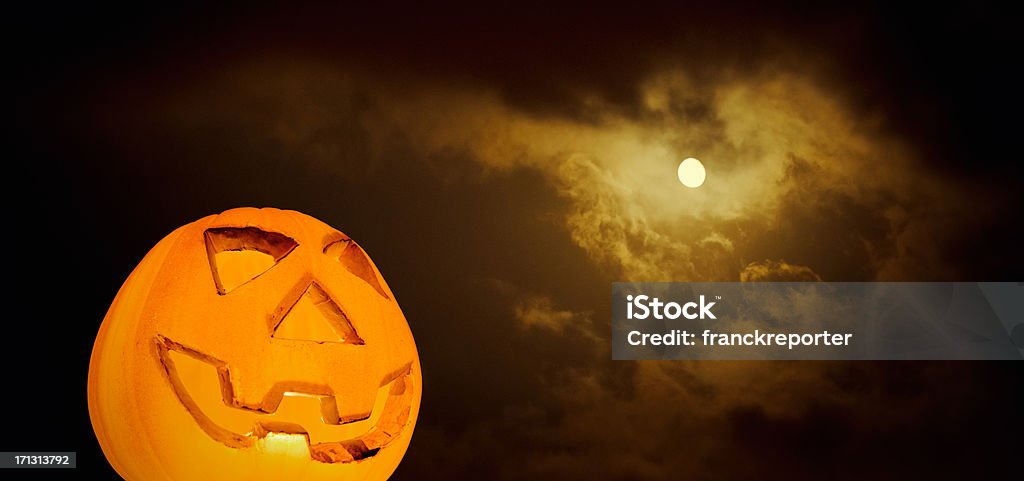 Jack o'lantern mit gespenstischen Himmel-halloween - Lizenzfrei Dramatischer Himmel Stock-Foto