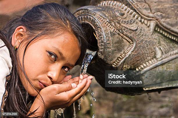 Nepalese Giovane Ragazza Bere Dalla Fontana Della Città Sulla Piazza Del Durbar - Fotografie stock e altre immagini di 8-9 anni