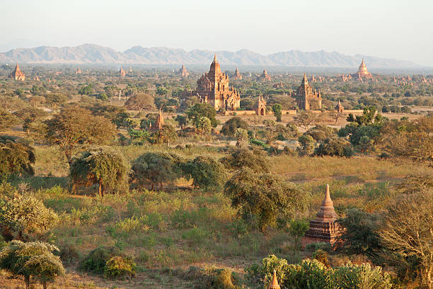 앤시언트 탑이 바간, 미얀마에 - vibrant color front view bagan myanmar 뉴스 사진 이미지