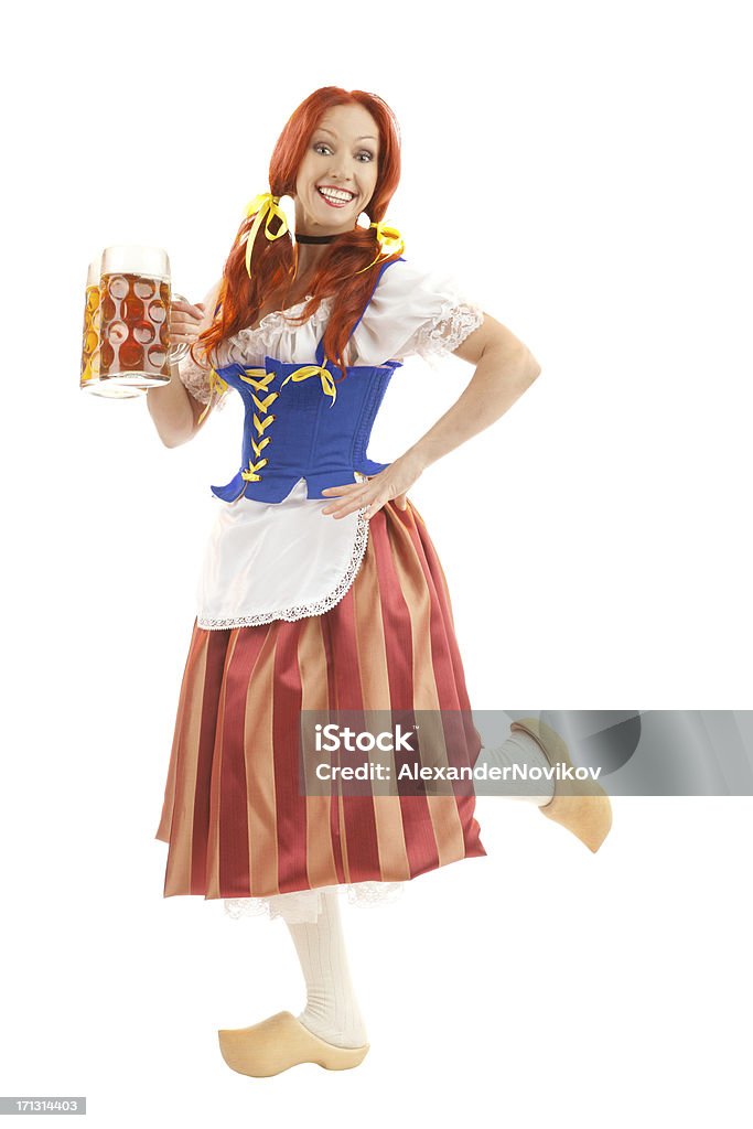 幸せな女性の伝統的な衣装に 2 杯のビールをお楽しみいただけます。 - 舞台衣装のロイヤリティフリーストックフォト