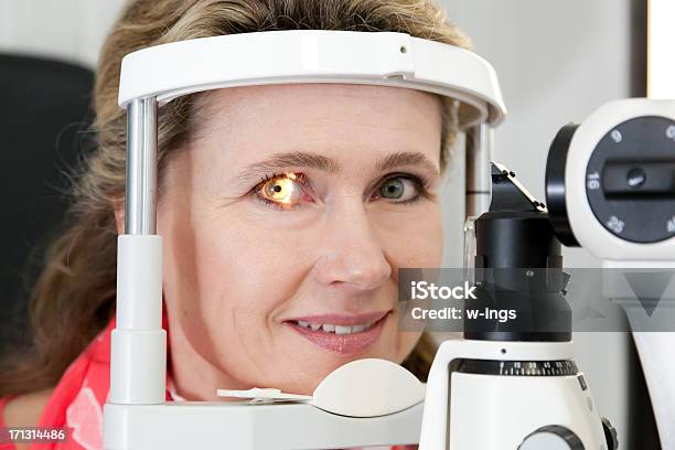 Frau Der Optiker Stockfoto und mehr Bilder von Eine Frau allein - Eine Frau allein, Frauen, Augenuntersuchungen