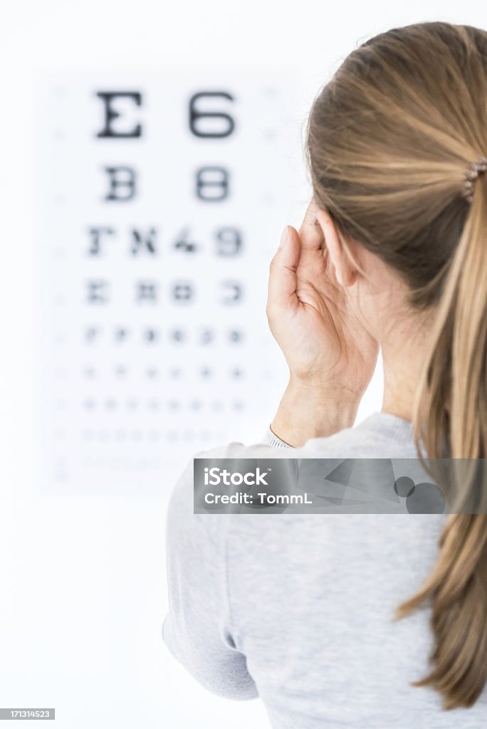 Donna in ottico/medico degli occhi - Foto stock royalty-free di Tabella per esame della vista
