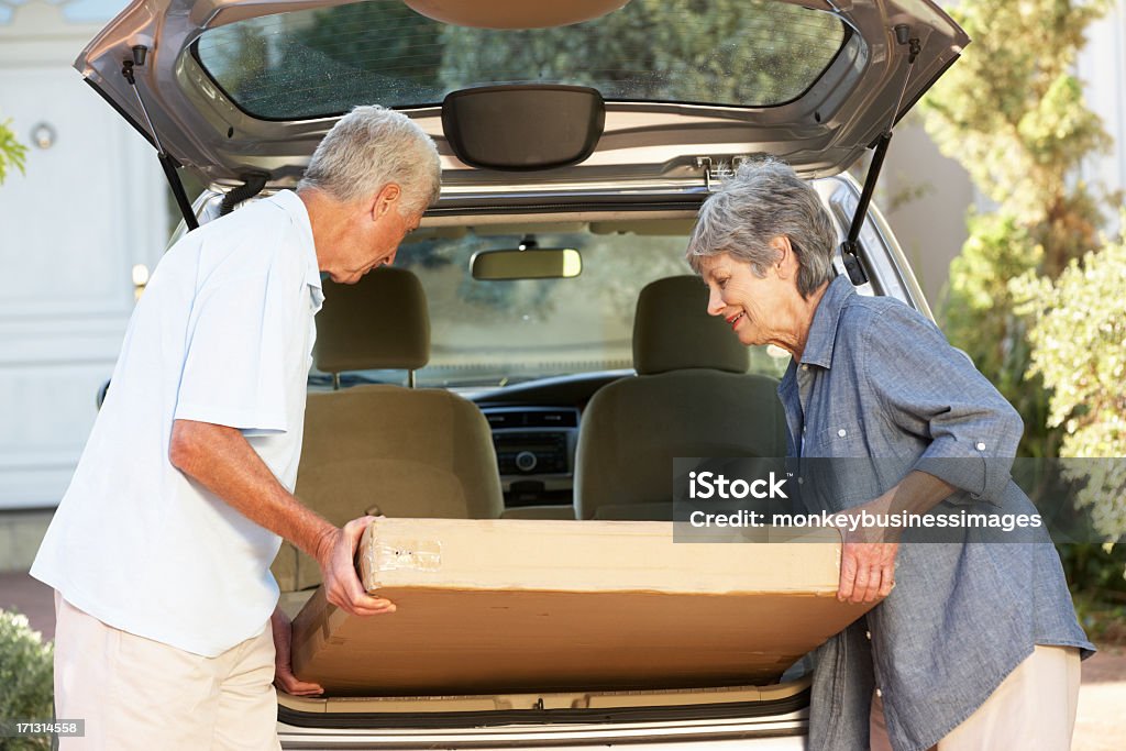 Altes Paar laden großen Angebot an der Rückseite des Autos. - Lizenzfrei Auto Stock-Foto