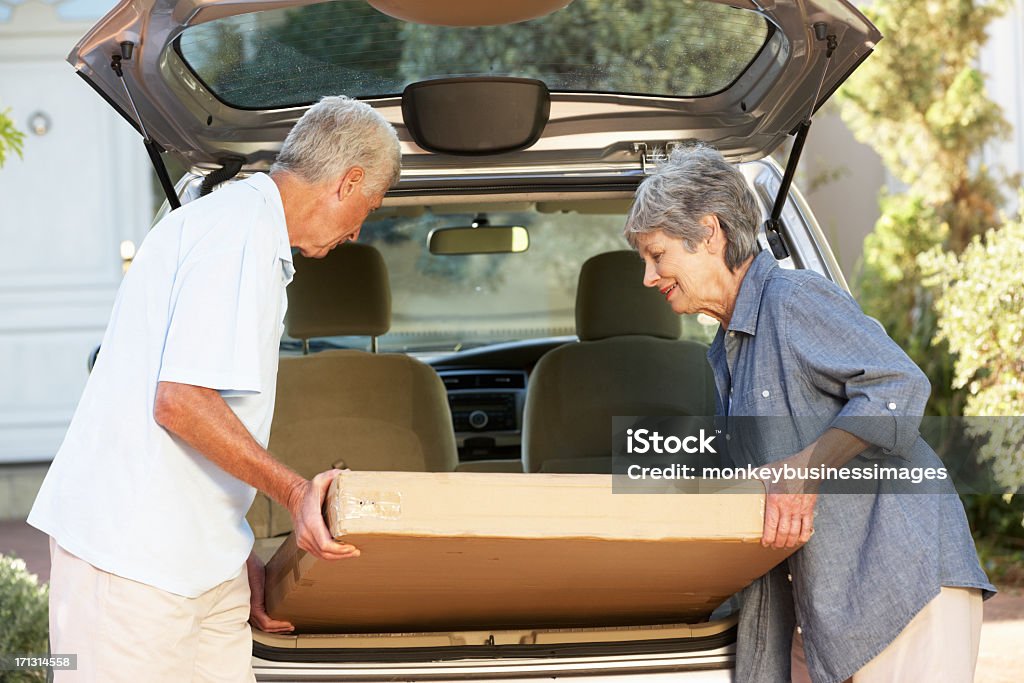 Пожилая пара Идет загрузка больших» в задней части автомобиля - Стоковые фото Автомобиль роялти-фри