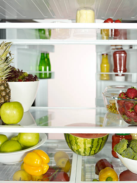 réfrigérateur complet - frigo ouvert photos et images de collection