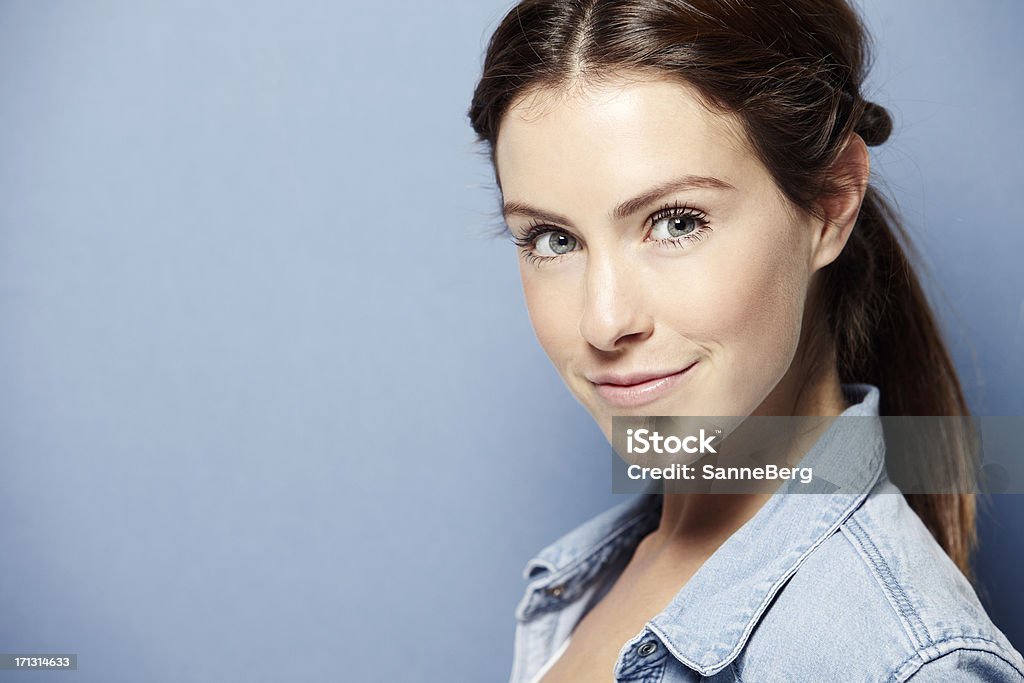 Retrato de una mujer joven - Foto de stock de Adulto libre de derechos