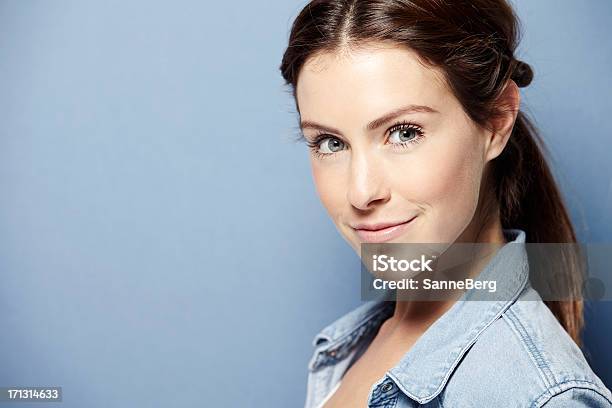 Retrato De Una Mujer Joven Foto de stock y más banco de imágenes de Adulto - Adulto, Adulto joven, Alegre