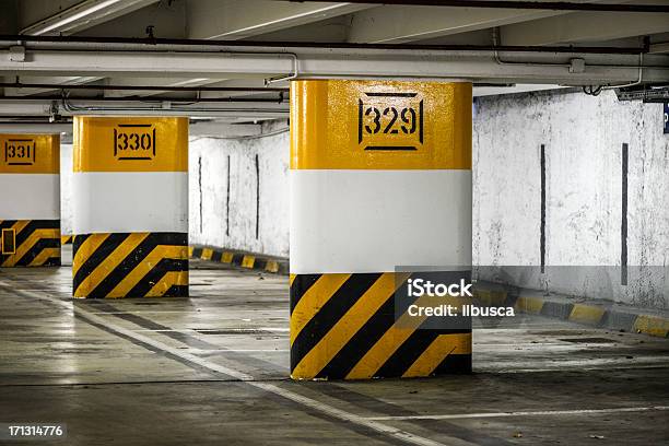 駐車場のロット番号の柱 - 柱のストックフォトや画像を多数ご用意 - 柱, 駐車場, イタリア