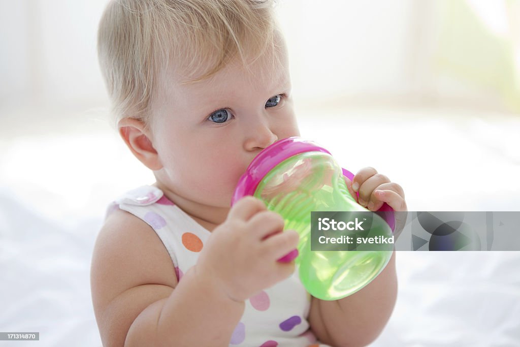 Mignon bébé de l'eau potable. - Photo de Bébé libre de droits