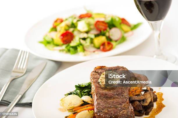 Photo libre de droit de Steaks Et Salades banque d'images et plus d'images libres de droit de Alcool - Alcool, Aliment, Aliment rôti
