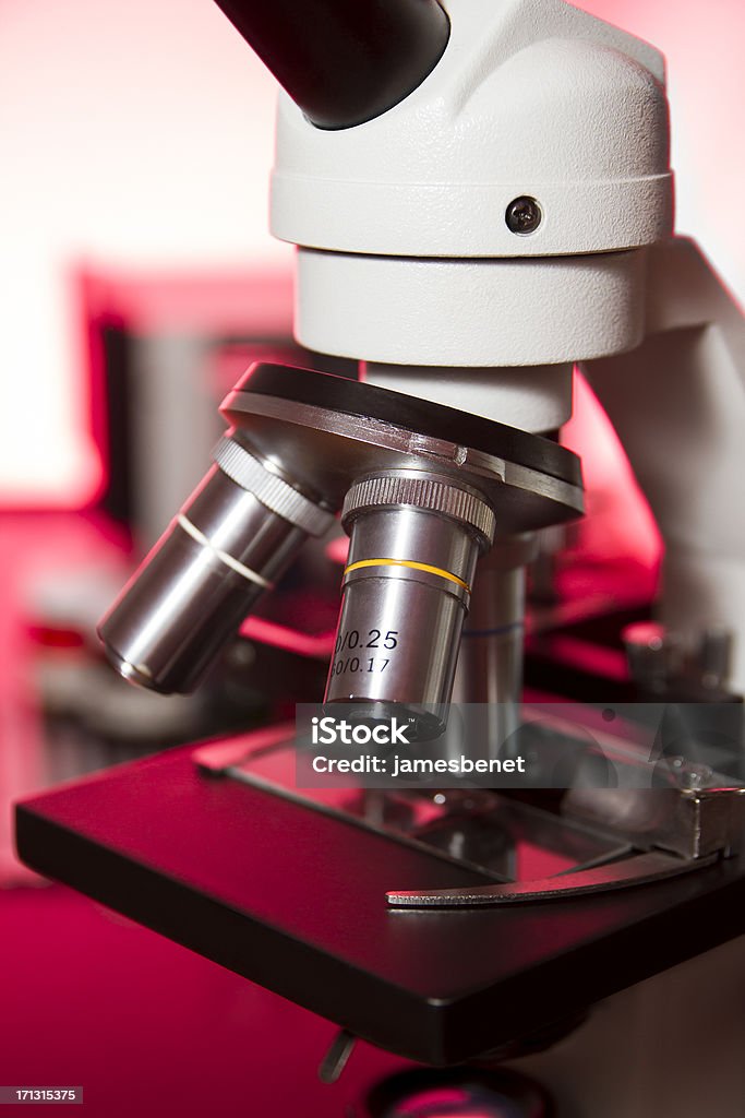 Microscopio primer plano de laboratorio - Foto de stock de Biología libre de derechos