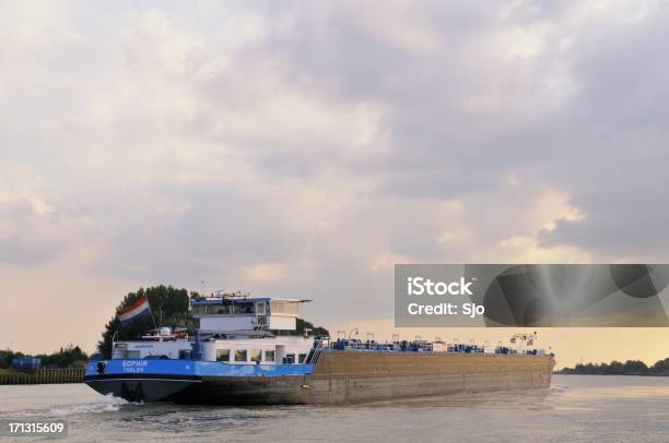 Foto de Navio Em Um Rio e mais fotos de stock de Atrás - Atrás, Azul, Barcaça