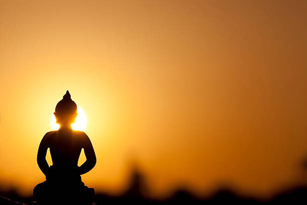 buddha-silhouette und echte sonnenaufgang - venerable stock-fotos und bilder