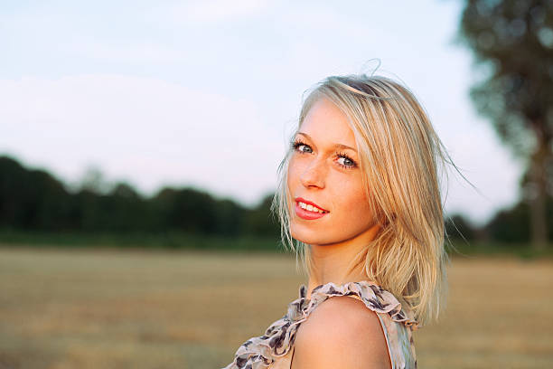 Attraktive young blond woman portrait