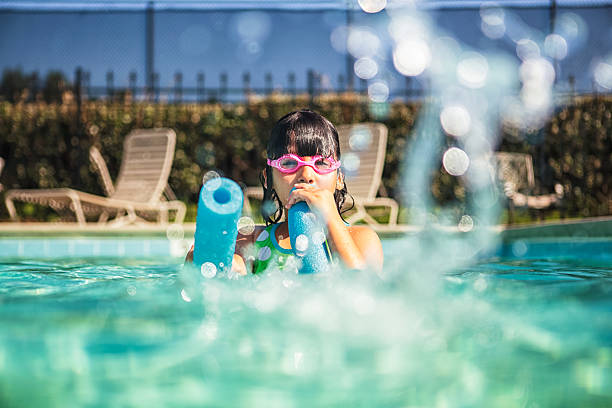 брызги на бассейн - water toy стоковые фото и изображения