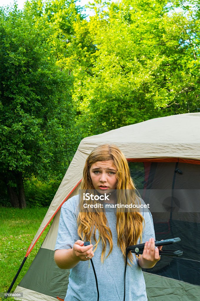 Impotenti ragazza in campeggio con ferro piatto, verticale - Foto stock royalty-free di Campeggiare