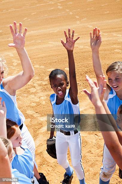 Softball Los Jugadores Y Coach Equipo Vea Haciendo Foto de stock y más banco de imágenes de 6-7 años - 6-7 años, Africano-americano, Afrodescendiente