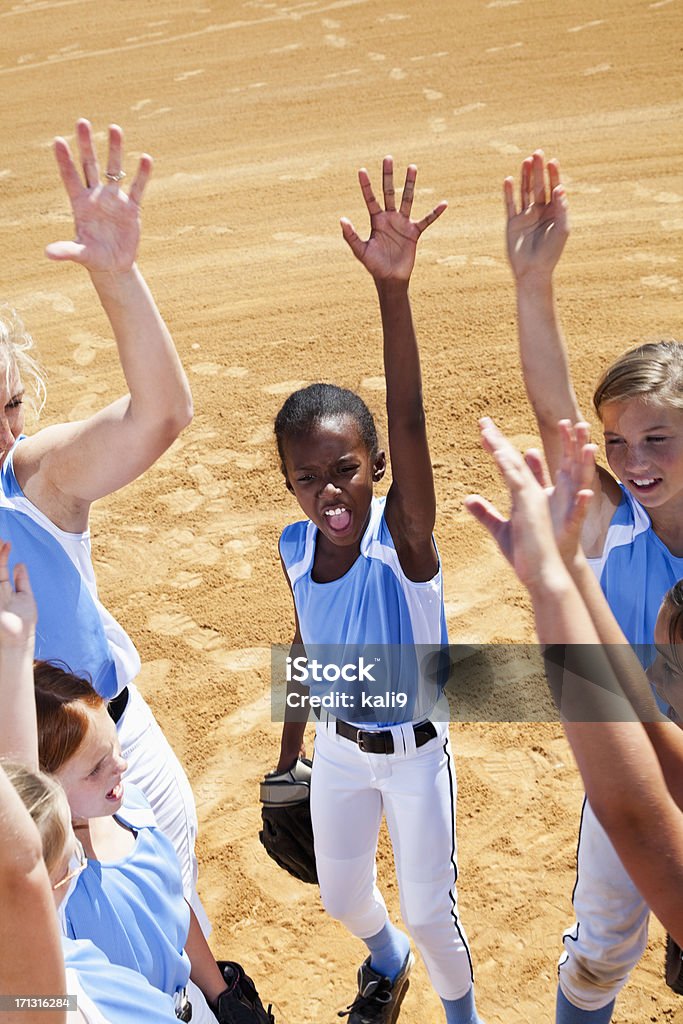 Joueur de Softball et de faire équipe célèbre entraîneur - Photo de 6-7 ans libre de droits