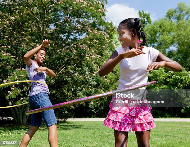 엄마와 훌라 Hooping 플라스틱 후프에 대한 스톡 사진 및 기타 이미지 - 플라스틱 후프, 소녀, 십대 소녀