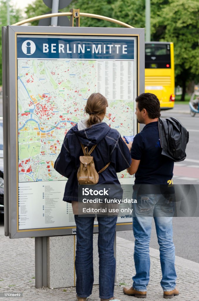 Les touristes à la recherche de plan de Berlin - Photo de Adulte libre de droits