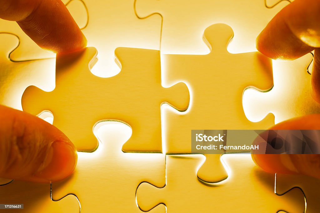 Cooperação para resolver um puzzle' - Royalty-free Cooperação Foto de stock