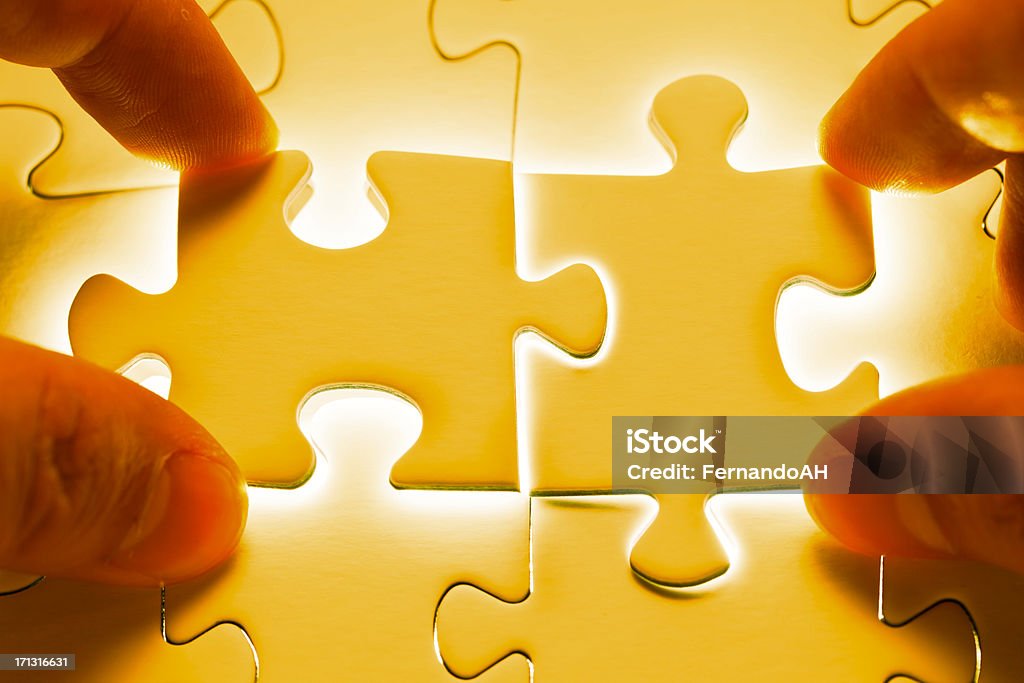 Сотрудничество в целях решения a puzzle - Стоковые фото Взаимодействие роялти-фри