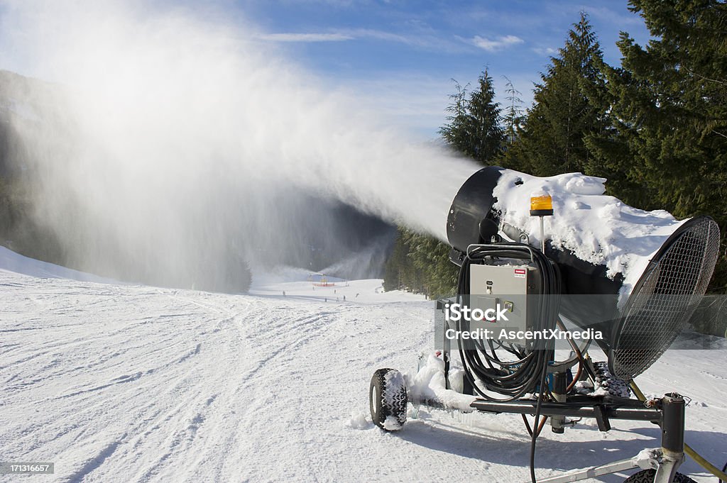 Snowmaking - Foto de stock de Cañón de nieve libre de derechos