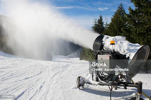 Snowmaking Foto de stock y más banco de imágenes de Cañón de nieve - Cañón de nieve, Maquinaria, Centro de esquí