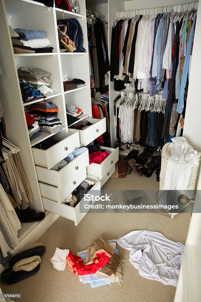 Adolescente desordenado Untidy dormitorio con armario - Foto de stock de Desordenado libre de derechos