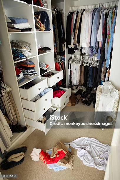 Adolescente Desordenado Untidy Dormitorio Con Armario Foto de stock y más banco de imágenes de Desordenado