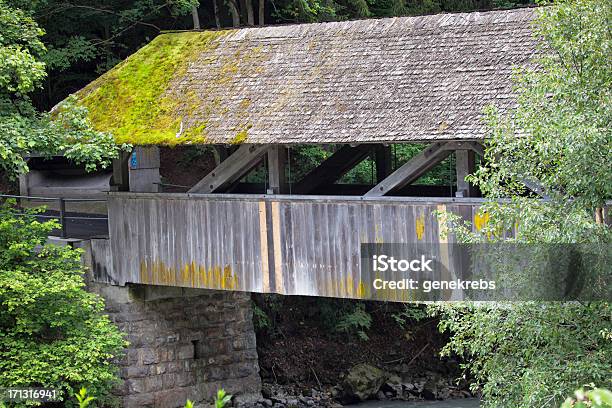 Photo libre de droit de Détail Architectural De Pont En Bois Des Alpes Suisses banque d'images et plus d'images libres de droit de Alpes suisses